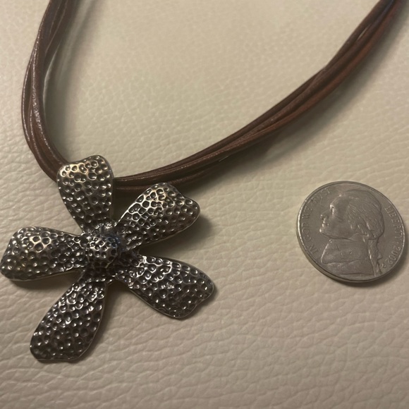EUC Silpada 925 Sterling Silver Daisy Flower Necklace brown leather cord 16 in - Picture 2 of 5